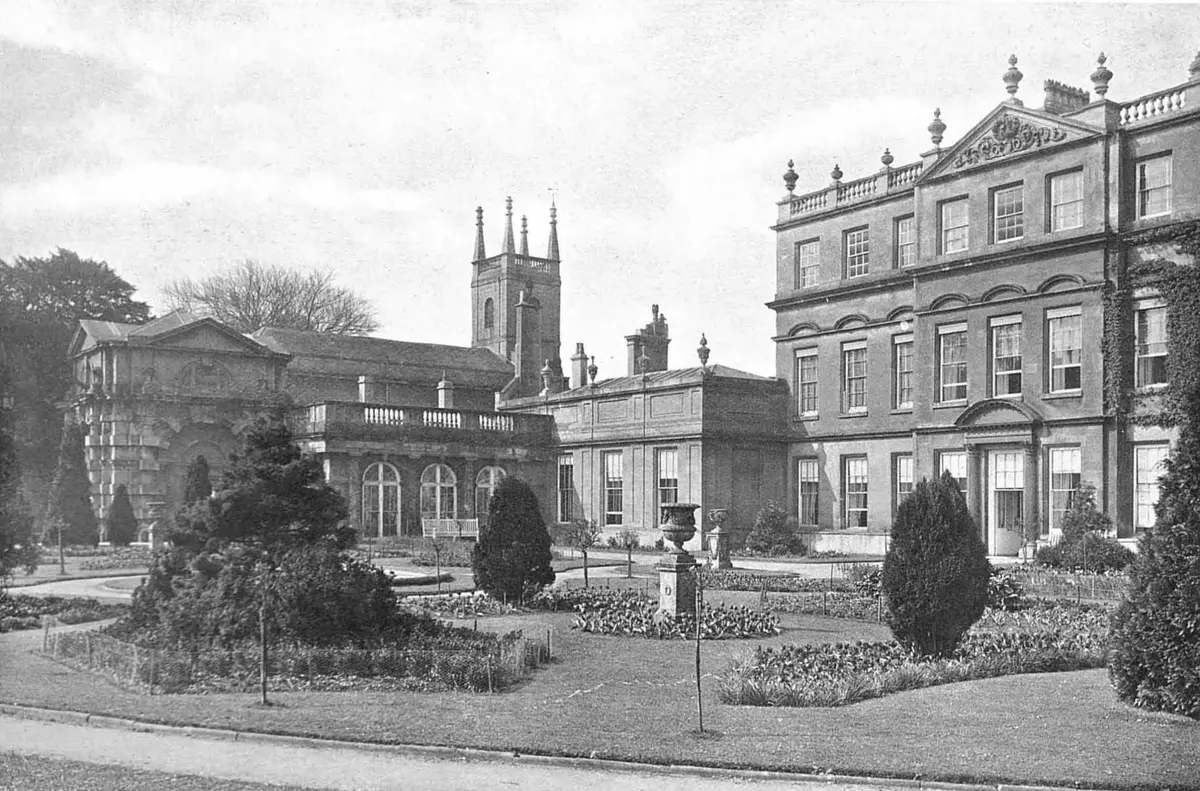 La façade est de Badminton House, manoir du duc de Beaufort dans le Gloucestershire, et son jardin.