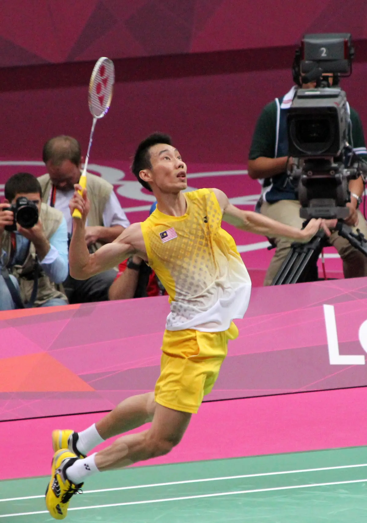Lee Chong Wei suspendu en l’air, raquette armée, au moment de smasher aux Jeux de Londres.