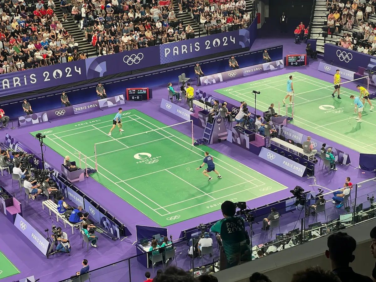 Vue plongeante sur les courts de badminton de l’Arena Porte de la Chapelle pendant les Jeux de Paris 2024.